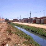Emurb faz limpeza em canal no loteamento Ângela Catarina - Limpeza de canal