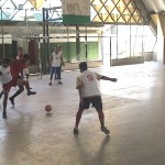 Jovens participam de torneio de futsal no Centro de Convivência do Adolescente - Torneio segue até a sextafeira