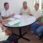 Integrantes da Associação de Moradores da Luzia reúnemse com secretário de Participação Popular - Reunião na sede da Sepp