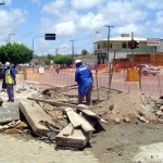 Jazida de cascalho provoca obstrução na drenagem da avenida Euclides Figueiredo - Emurb trabalhando no local