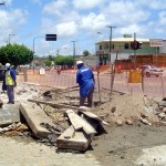 Jazida de cascalho provoca obstrução na drenagem da avenida Euclides Figueiredo - Emurb trabalhando no local