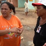 Delegados titulares do OP realizam visitas no bairro Santa Maria - Moradores dando informações