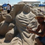 Esculturas na areia da Atalaia homenageiam o sesquicentenário da capital - Fotos: Silvio Rocha