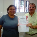Mulheres do Jardim Esperança recebem certificados de conclusão de curso de culinária - Diretores da Fundat observam os alimentos