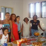Mulheres do Jardim Esperança recebem certificados de conclusão de curso de culinária - Diretores da Fundat observam os alimentos