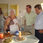 Mulheres do Jardim Esperança recebem certificados de conclusão de curso de culinária - Diretores da Fundat observam os alimentos