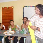 Professores aprendem a criar bonecos no último dia de seminários da escola Maria Clara Machado - Foto: Walter Martins