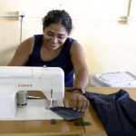Trabalho da Cooperativa de costureiras da Coroa do Meio abrange produção de uniformes para servidores municipais - Fotos: Márcio Garcez