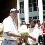 Prefeito Marcelo Déda leva alimentos arrecadados durante o PréCaju aos sertanejos - Fotos: Márcio Dantas