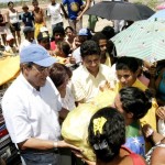 Prefeito Marcelo Déda leva alimentos arrecadados durante o PréCaju aos sertanejos - Fotos: Márcio Dantas