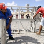 Praça Hilton Lopes começa a ser preparada para a realização do Carnaju 2005 - Fotos: Márcio Garcez