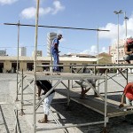 Praça Hilton Lopes começa a ser preparada para a realização do Carnaju 2005 - Fotos: Márcio Garcez