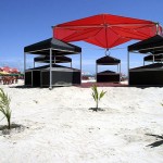 Praia de Atalaia ganha novo visual com barracas implantadas pela prefeitura - Fotos: Márcio Garcez