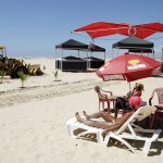 Praia de Atalaia ganha novo visual com barracas implantadas pela prefeitura - Fotos: Márcio Garcez