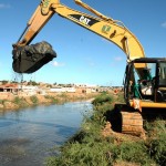 Serviços de limpeza de esgoto e desobstrução de canal previnem alagamentos na zona Norte - Fotos: Silvio Rocha