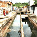 Rede de esgoto do bairro Japãozinho está sendo desobstruída pela Prefeitura - Fotos: Silvio Rocha