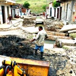 Rede de esgoto do bairro Japãozinho está sendo desobstruída pela Prefeitura - Fotos: Silvio Rocha