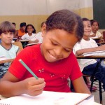 Milhares de crianças do bairro Santa Maria retornaram às salas de aula - Fotos: Márcio Garcez