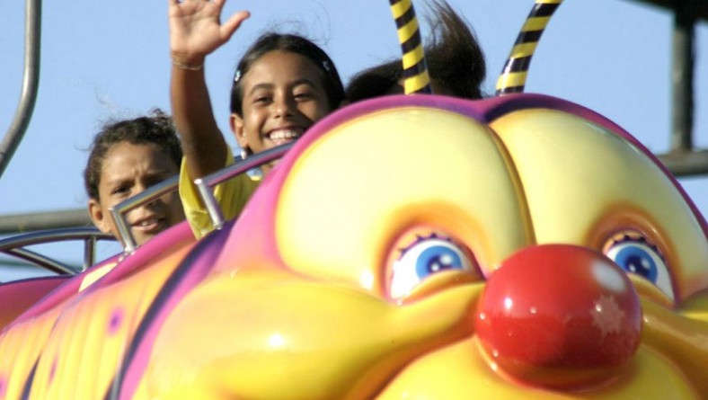 Centenas de crianças do projeto Recriando Caminhos participam de tarde de lazer no parque de diversões