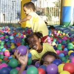 Centenas de crianças do projeto Recriando Caminhos participam de tarde de lazer no parque de diversões - Fotos: Silvio Rocha