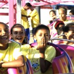 Centenas de crianças do projeto Recriando Caminhos participam de tarde de lazer no parque de diversões - Fotos: Silvio Rocha