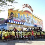 Centenas de crianças do projeto Recriando Caminhos participam de tarde de lazer no parque de diversões - Fotos: Silvio Rocha