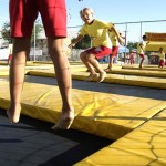 Centenas de crianças do projeto Recriando Caminhos participam de tarde de lazer no parque de diversões - Fotos: Silvio Rocha