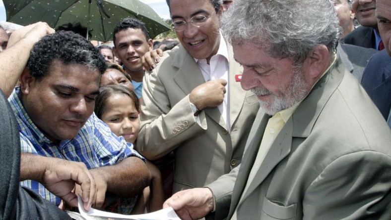 Aracajuano monta álbum de fotografias contando a história do presidente Lula