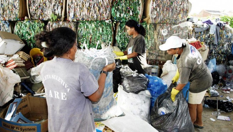 Cooperativa de reciclagem de lixo garante renda para dezenas de famílias do Santa Maria
