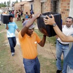 Família foi transferida hoje para casa alugada pela prefeitura no bairro Santa Maria - Fotos: Márcio Garcez