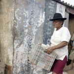 Família foi transferida hoje para casa alugada pela prefeitura no bairro Santa Maria - Fotos: Márcio Garcez