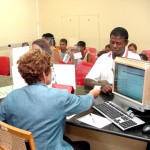 Carteiras do passe escolar estão sendo entregues às escolas pela SMTT - Foto: Lindivaldo Ribeiro