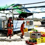 Prefeitura retira barracas de madeira da praia de Atalaia e transfere comerciantes para novas estruturas - Fotos: Wellington Barreto