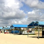 Prefeitura retira barracas de madeira da praia de Atalaia e transfere comerciantes para novas estruturas - Fotos: Wellington Barreto