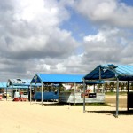Prefeitura retira barracas de madeira da praia de Atalaia e transfere comerciantes para novas estruturas - Fotos: Wellington Barreto
