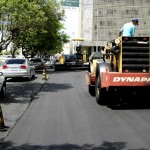 Trecho em frente à Ponte do Imperador recebe recapeamento asfáltico - Fotos: Wellington Barreto