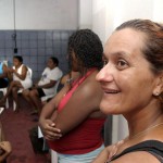 Mulheres do bairro Santa Maria participam de curso de corte e costura - Fotos: Márcio Garcez