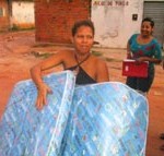 cobertores e filtros de água para famílias desabrigadas no Santa Maria - Entrega de colchões no Santa Maria