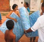 cobertores e filtros de água para famílias desabrigadas no Santa Maria - Entrega de colchões no Santa Maria