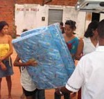 cobertores e filtros de água para famílias desabrigadas no Santa Maria - Entrega de colchões no Santa Maria