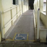 Emurb implanta rampas de acesso em escolas municipais - Rampa na escola Sabino Ribeiro