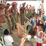 Integrantes da tribo KaririXocó apresentam o Toré na escola municipal Maria Clara Machado - Fotos: Silvio Rocha