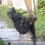 Serviço de desobstrução de canais minimiza conseqüência das chuvas - Máquinas retiram lama e detritos dos canais