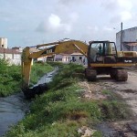 Serviço de desobstrução de canais minimiza conseqüência das chuvas - Máquinas retiram lama e detritos dos canais