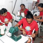 Curso de corte e costura garante boa perspectiva de trabalho para mulheres do Santa Maria - Fotos: Márcio Garcez