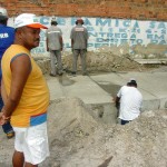 Equipes da Emurb trabalham na desobstrução do canal do Lourival Baptista - Serviço de limpeza no canal