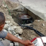 Equipes da Emurb trabalham na desobstrução do canal do Lourival Baptista - Serviço de limpeza no canal