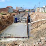 Revestimento do canal garante melhor qualidade de vida aos moradores do Ângela Catarina - Obra de revestimento do canal