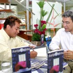 Prélançamento do livro de Araripe Coutinho é prestigiado pelo prefeito Marcelo Déda - Fotos: Márcio Dantas