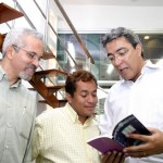 Prélançamento do livro de Araripe Coutinho é prestigiado pelo prefeito Marcelo Déda - Fotos: Márcio Dantas